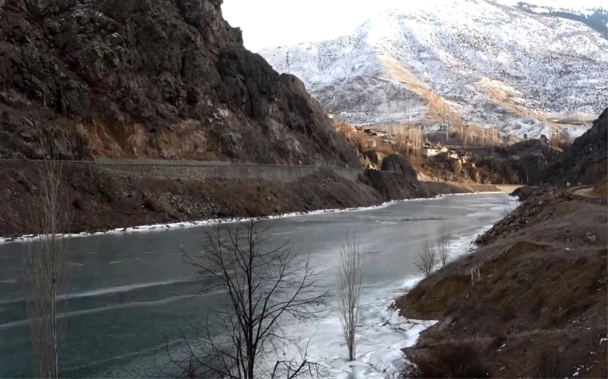 Türkiye\'nin en hızlı akan nehri olan Çoruh buz tuttu