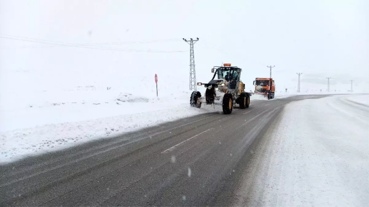 Van-Bahçesaray yolu ulaşıma kapandı