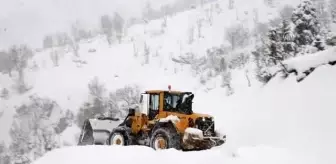 Yolu kardan kapanan köyde mahsur kalan hasta 4 saatte kurtarıldı