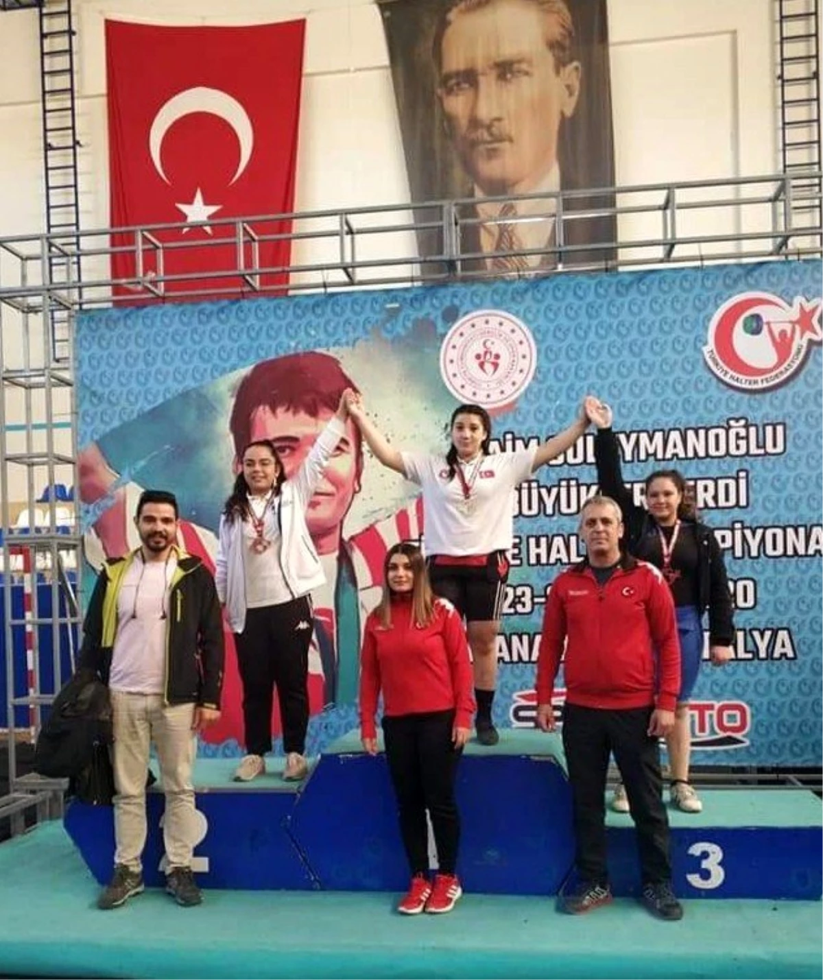 14 yaşındaki Fatma Gül\'den büyükler şampiyonasında Türkiye rekoru