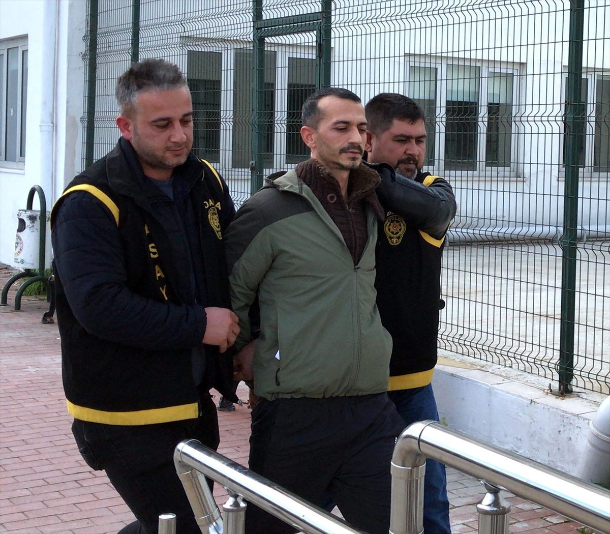 Adana\'da cezaevi firarisi hükümlü durakta otobüs beklerken yakalandı