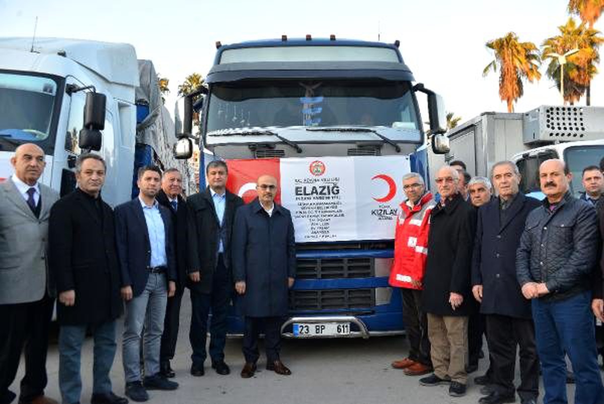 Adana Valiliği deprem bölgesine 3 TIR yardım gönderdi