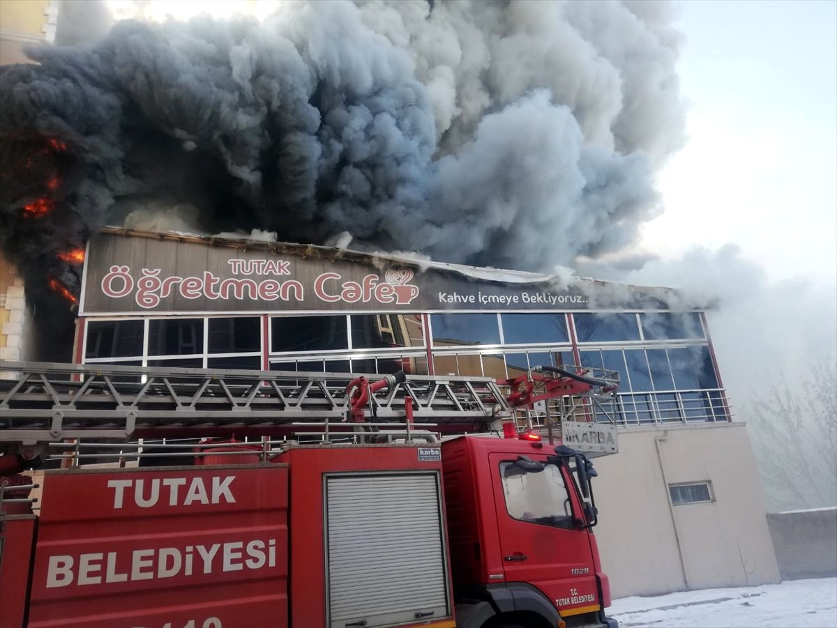 Ağrı\'da öğretmenevinin restoranında çıkan yangın hasara neden oldu