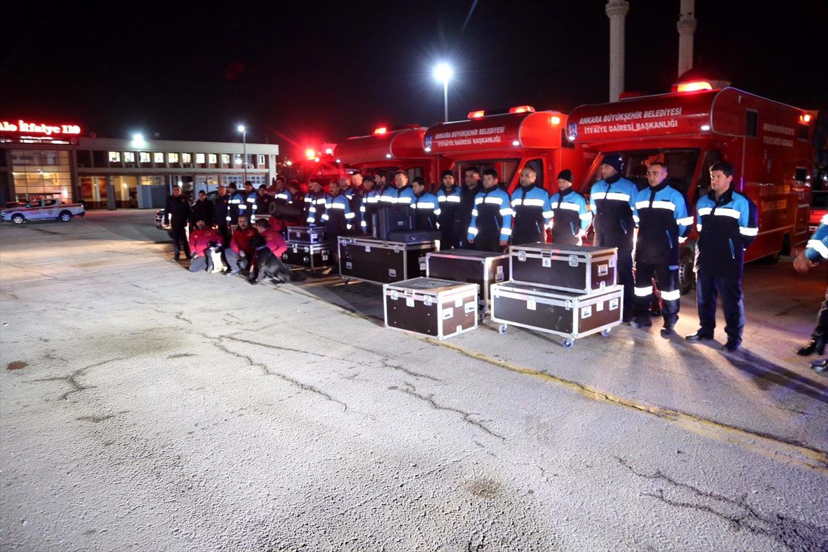 Ankara Büyükşehir Belediyesi ekipleri Elazığ\'a gitmek üzere yola çıktı