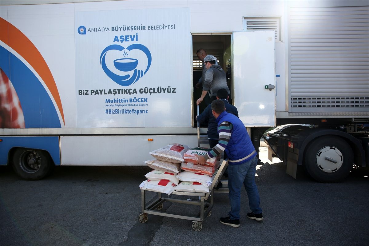 Antalya\'dan depremin yaşandığı Elazığ\'a gıda ve battaniye desteği