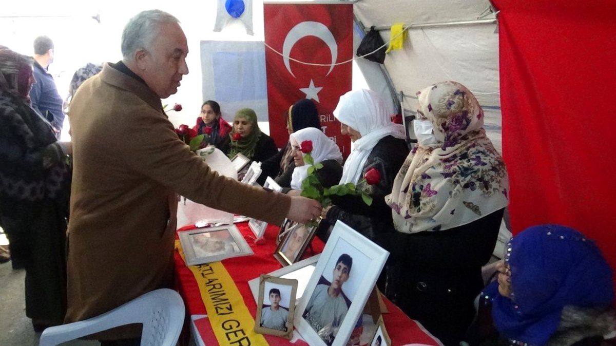 Arpaçay Belediye Başkanı Altay\'dan evlat nöbetindeki ailelere ziyaret
