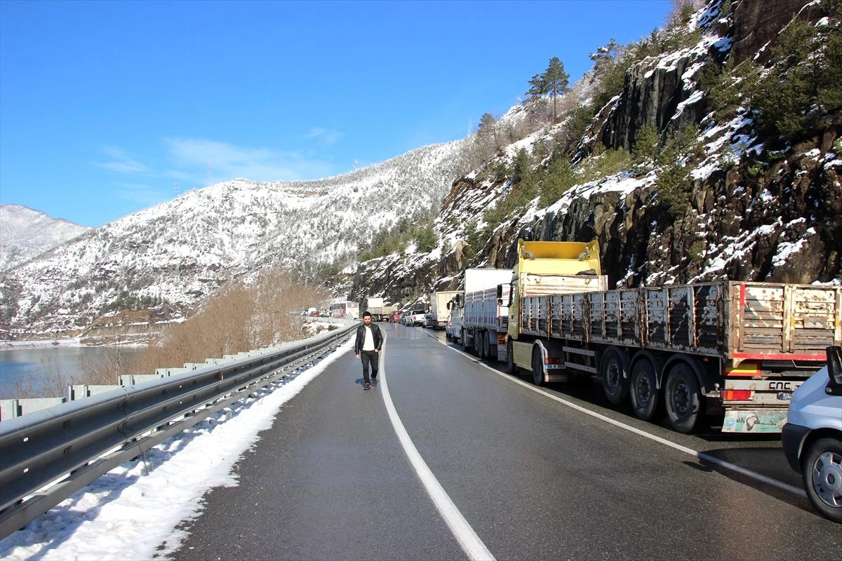 Artvin\'de buzlanma nedeniyle iki aracın yoldan çıktığı kazada 4 kişi yaralandı