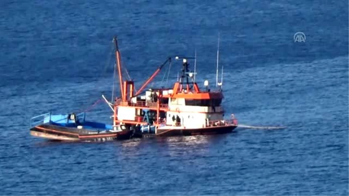 Ayvacık\'ta karaya oturan teknedeki balıkçılar kurtarıldı