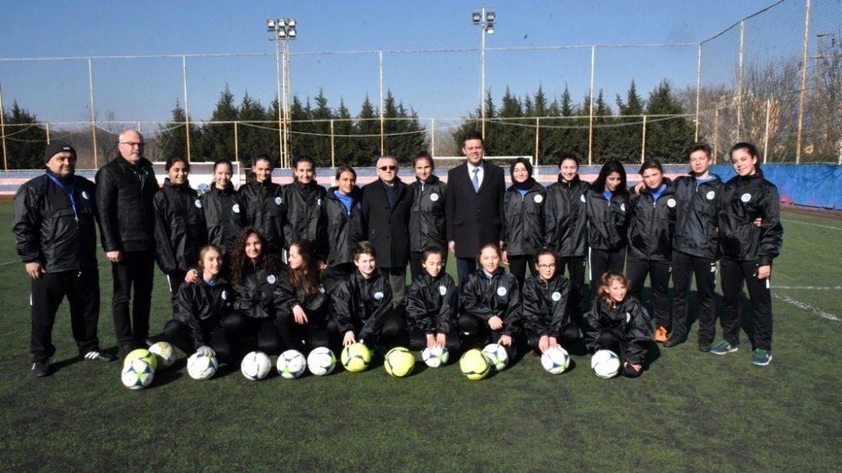 Başkan Sarıkurt\'tan ÇBSK kadın futbol takımına destek