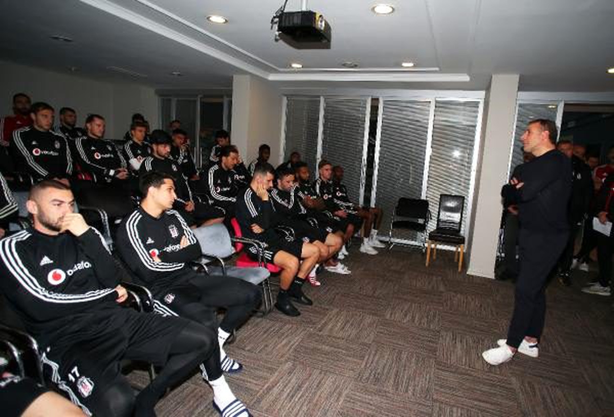Beşiktaş\'ta Abdullah Avcı\'dan futbolculara veda