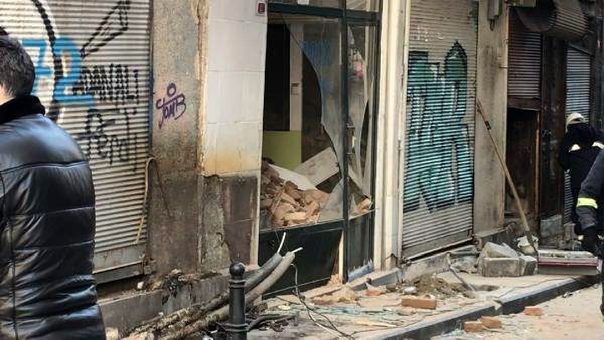 Beyoğlu\'nda iki katlı binada çökme (1)