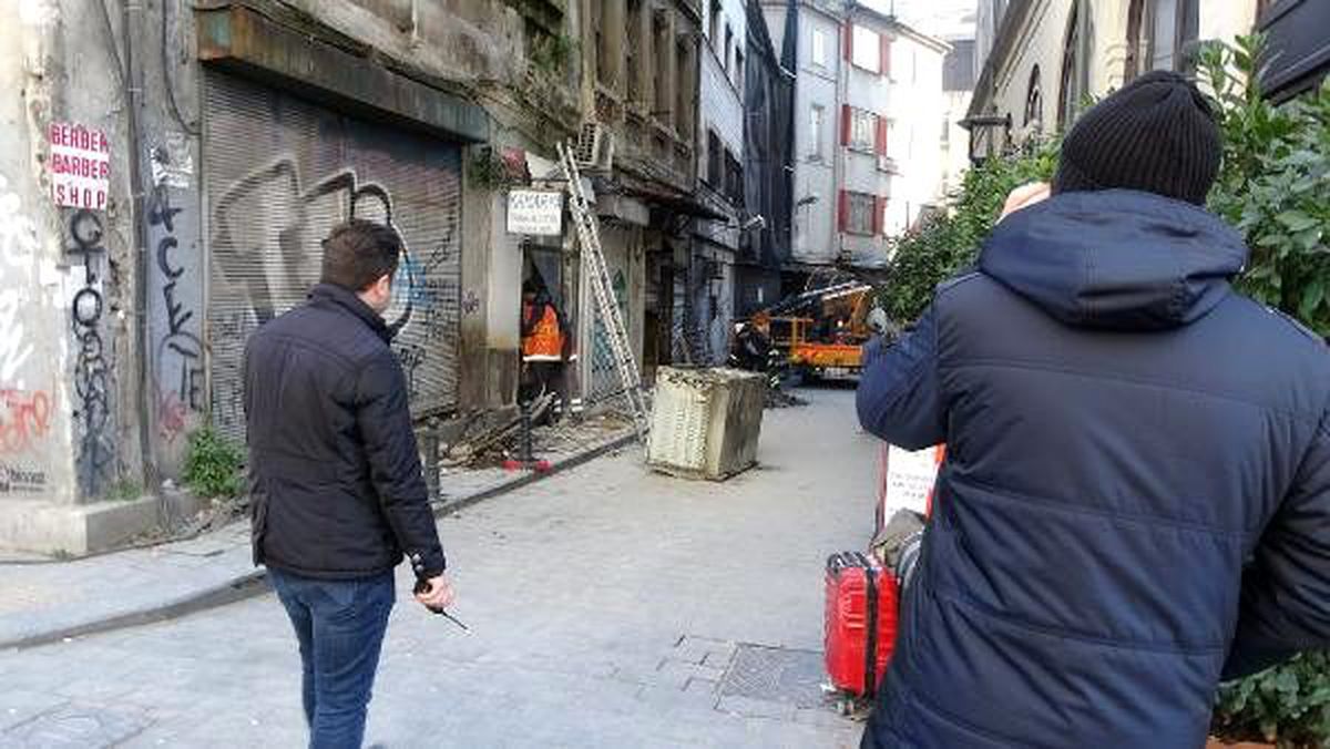 Beyoğlu\'nda iki katlı binada çökme