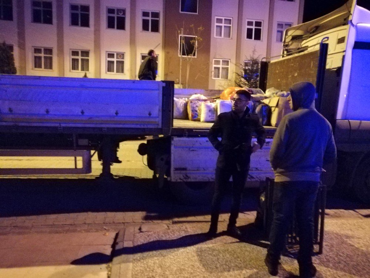 Bingöl\'de vatandaşlar Elazığ\'a yardım tırı gönderdi