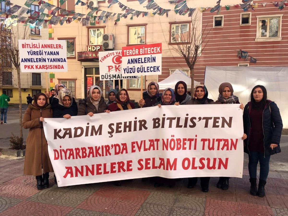 Bitlisli annelerden Diyarbakır\'da evlat nöbetindeki annelere destek