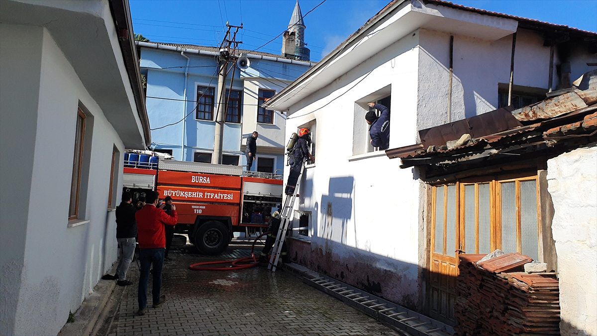 Bursa\'da iki katlı ahşap evde çıkan yangın itfaiye ekiplerince söndürüldü