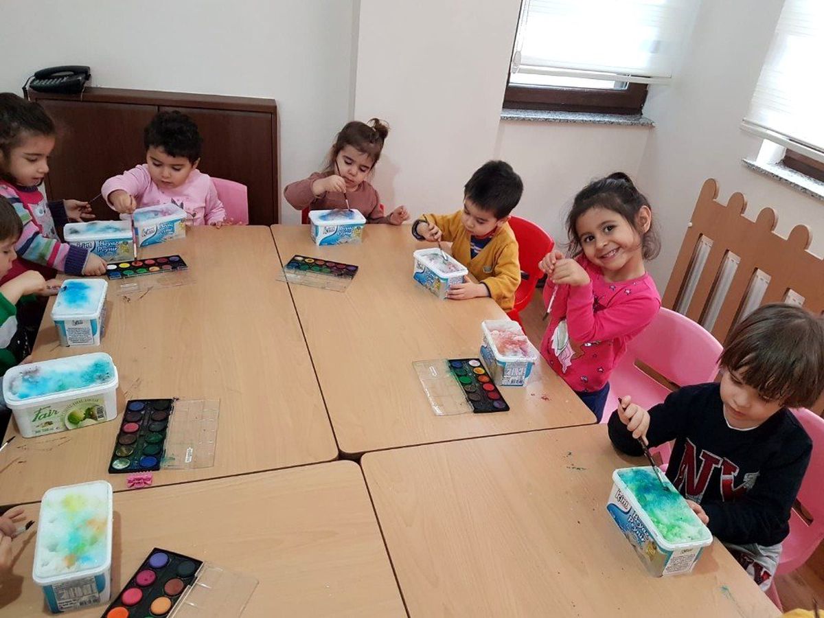 Buzların renklerle dansı