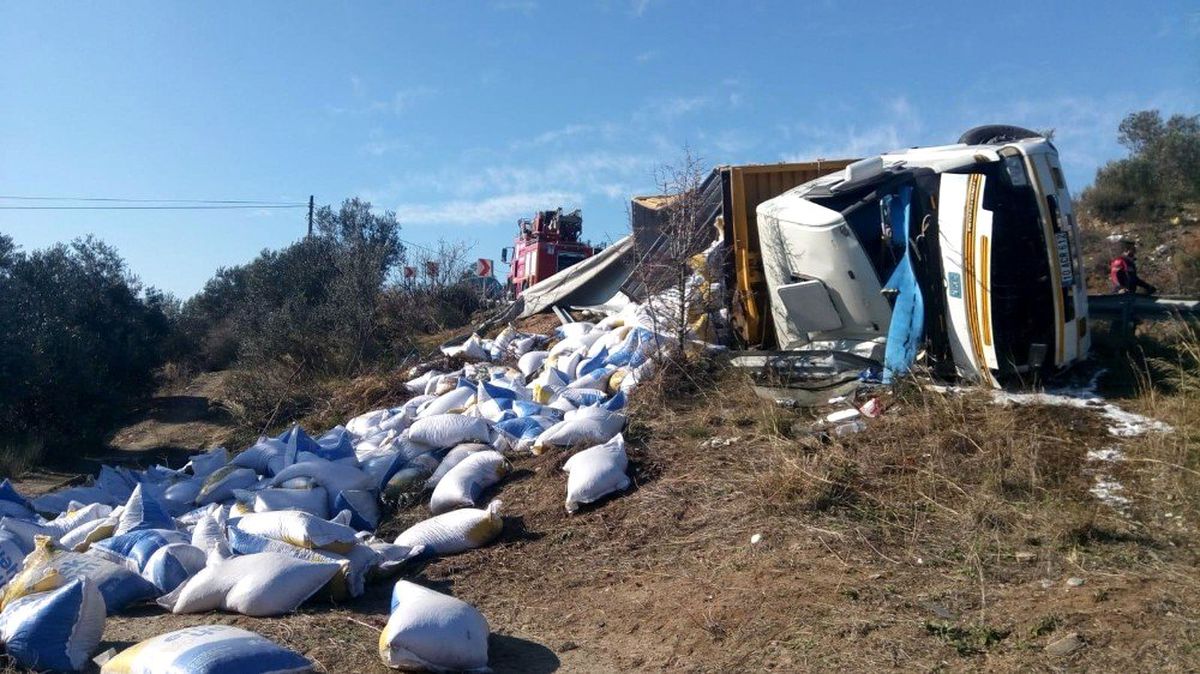 Çanakkale\'de yem yüklü kamyon devrildi: 1 yaralı