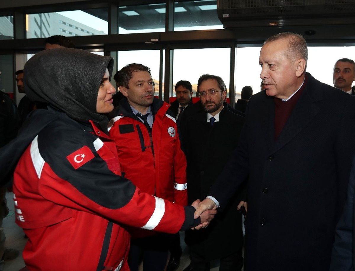 Cumhurbaşkanı Erdoğan\'dan hastanedeki depremzedelere ziyaret