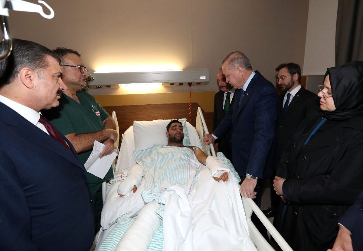 Cumhurbaşkanı Erdoğan\'dan hastanedeki depremzedelere ziyaret