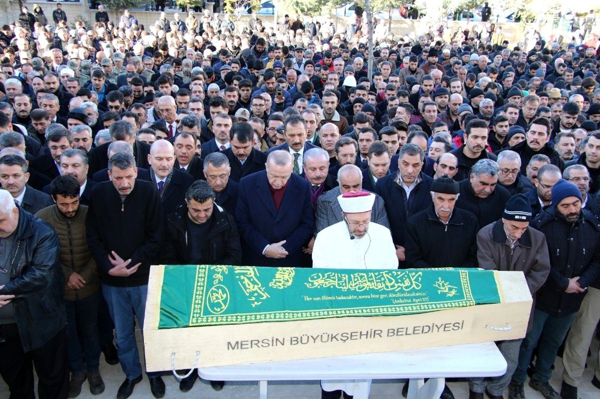Cumhurbaşkanı Erdoğan, depremde hayatını kaybeden anne ve oğlunun cenaze törenine katıldı
