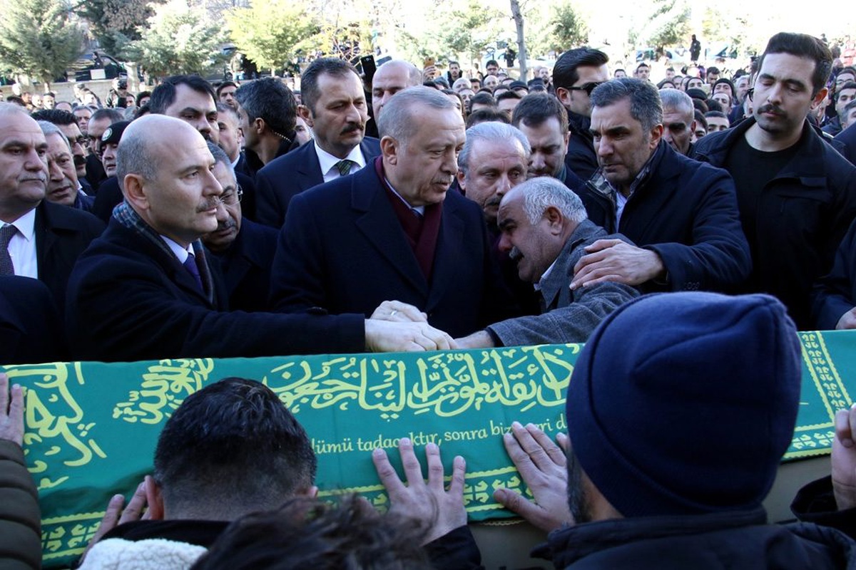 Cumhurbaşkanı Erdoğan, depremde hayatını kaybeden anne ve oğlunun cenaze törenine katıldı