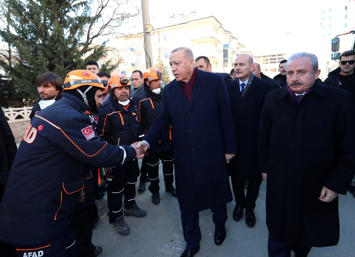 Cumhurbaşkanı Erdoğan, Elazığ\'ın Sürsürü Mahallesi\'nde arama kurtarma çalışmalarının yürütüldüğü...