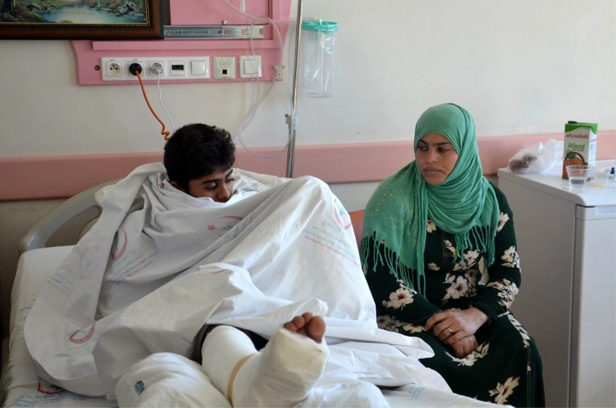 Deprem sırasında yaralananlar hastanede tedavi altında
