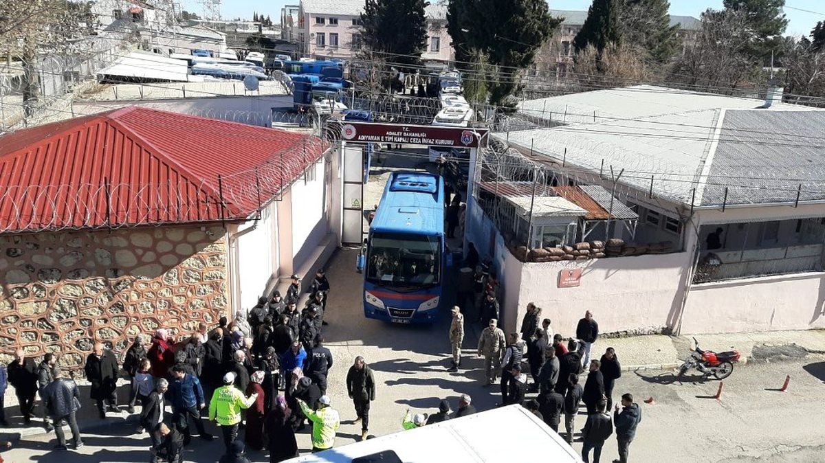 Depremde hasar gören cezaevi boşaltılıyor