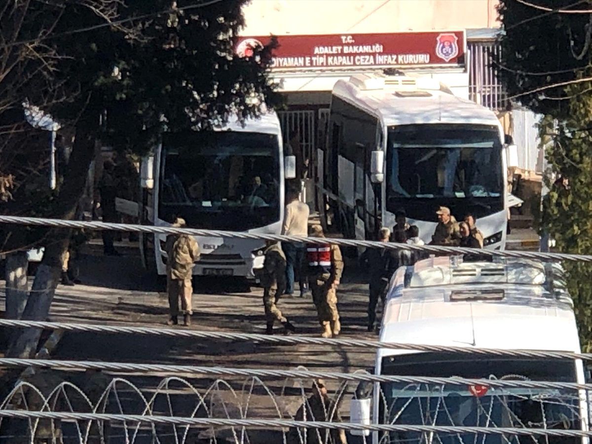 Depremde kısmi çatlaklar oluşan Adıyaman Cezaevindeki hükümlü ve tutuklular naklediliyor