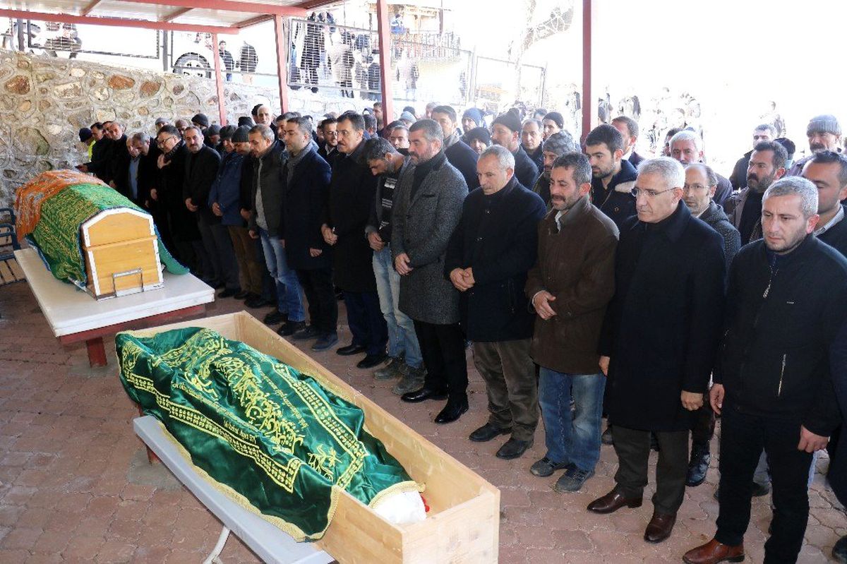 Depremde ölen anne ve oğlu defnedildi