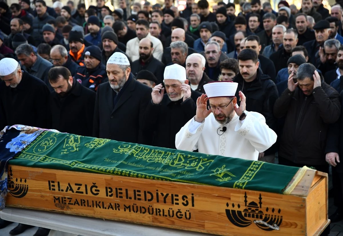 Depremde vefat eden anne ve oğluna hüzünlü veda