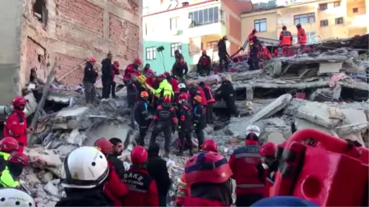 Depremde yıkılan binanın enkazından bir kadın 19 saat sonra sağ çıkarıldı (4)