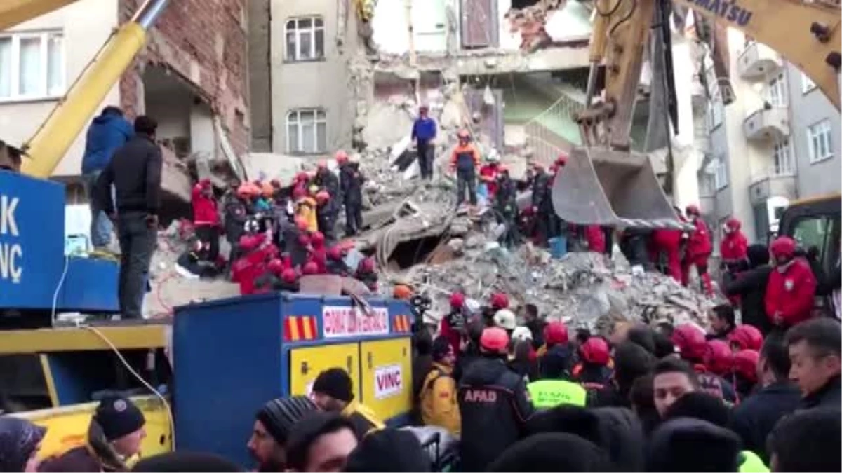 Depremde yıkılan binanın enkazından bir kadın 19 saat sonra kurtarıldı (5)