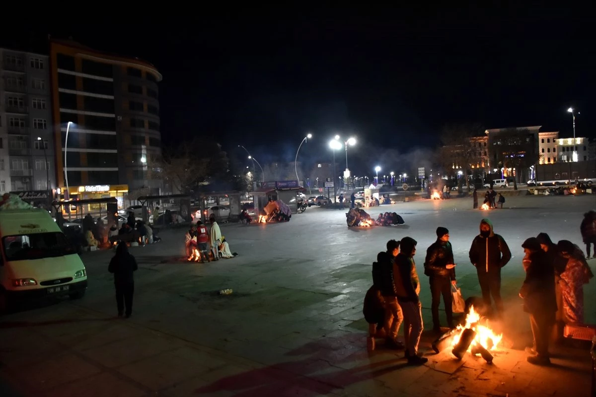 Depremden etkilenen Elazığ\'da çok sayıda aile geceyi dışarıda geçirdi