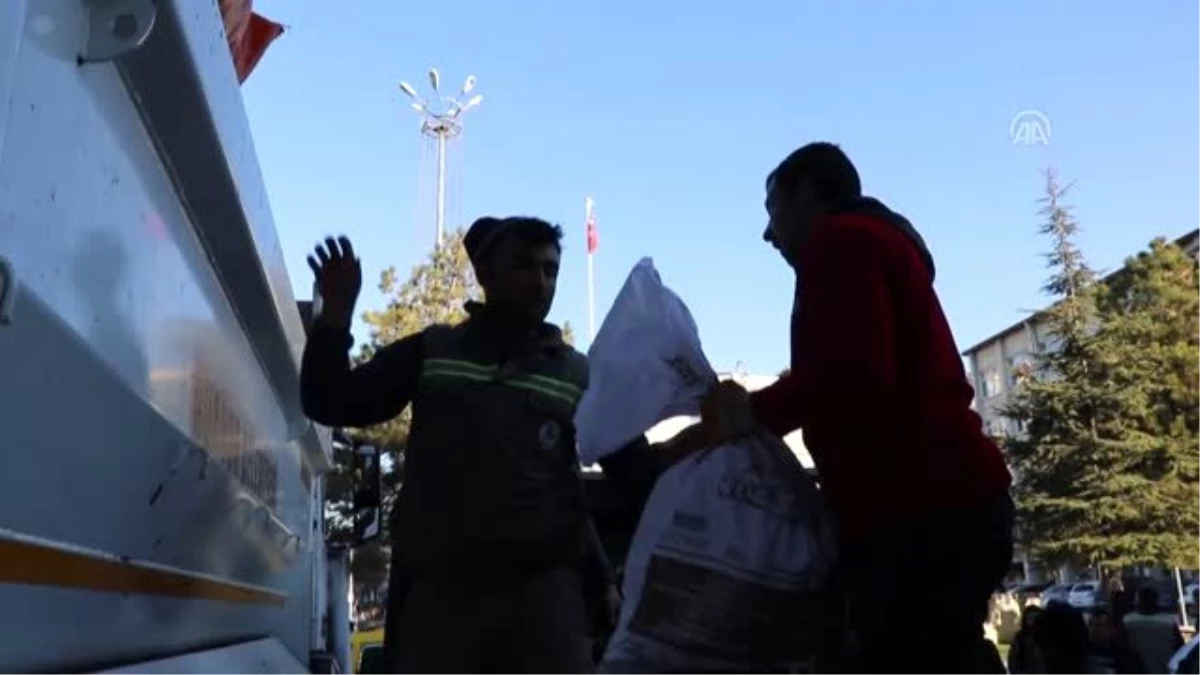 Depremzedeler için toplanan yardım malzemeleri yola çıkarıldı