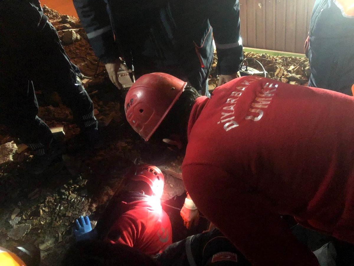 Diyarbakır\'dan Elazığ\'a sevk edilen sağlık ve UMKE ekipleri çalışmalarını sürdürüyor
