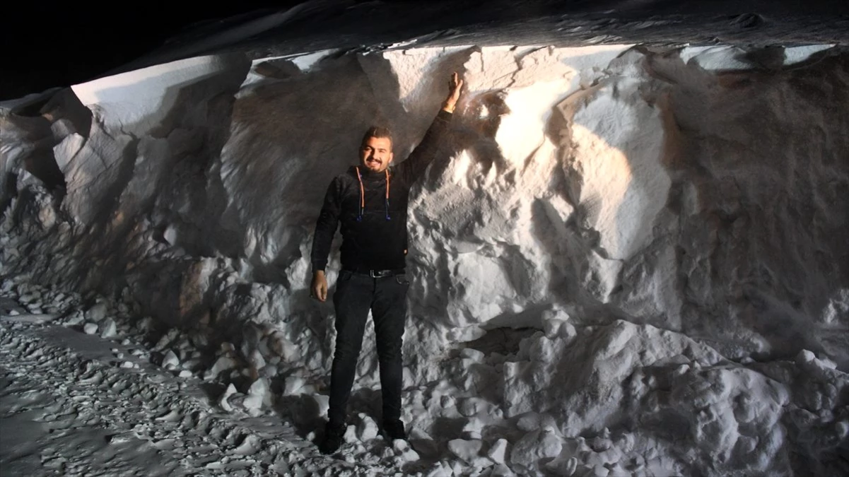 Doğubayazıt\'ta 2 bin 200 rakımdaki köylerde 2 metrelik karla mücadele