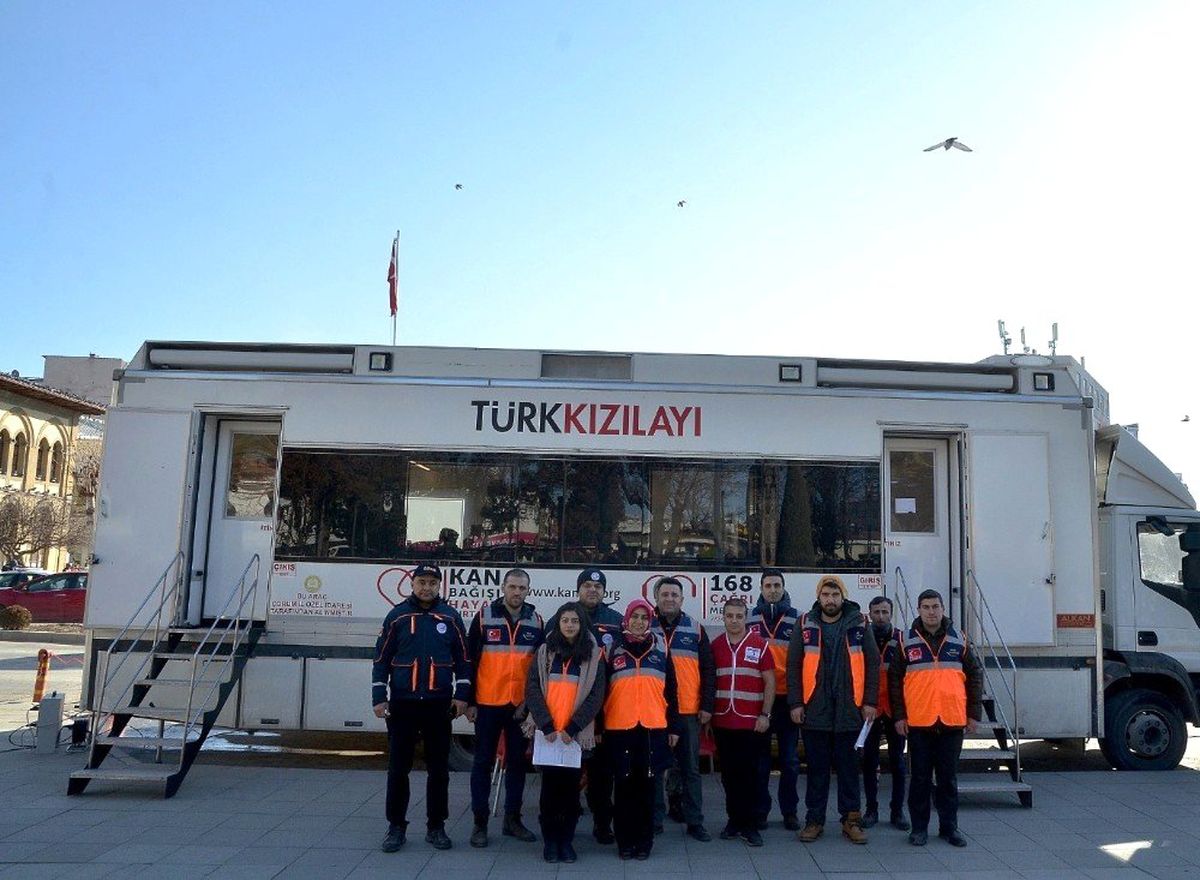 Elazığ\'a gidemeyen AFAD gönüllüleri kan bağışladı