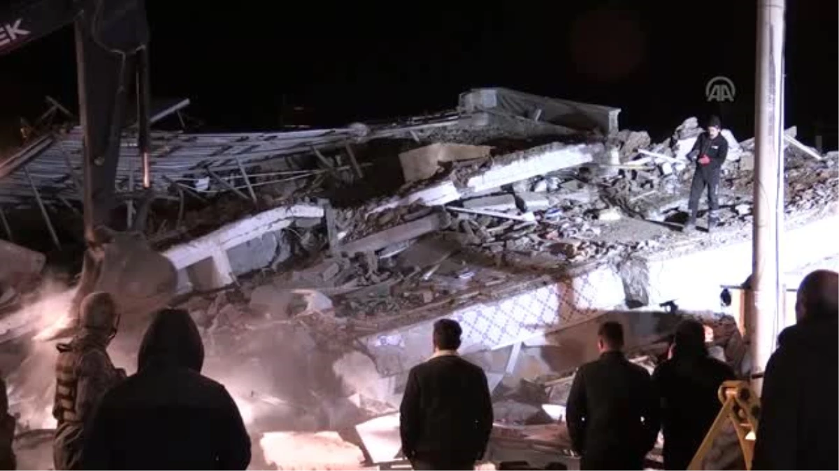 Elazığ\'da 6,5 büyüklüğünde deprem - Gezin\'de çöken binada arama kurtarma çalışmaları (3)