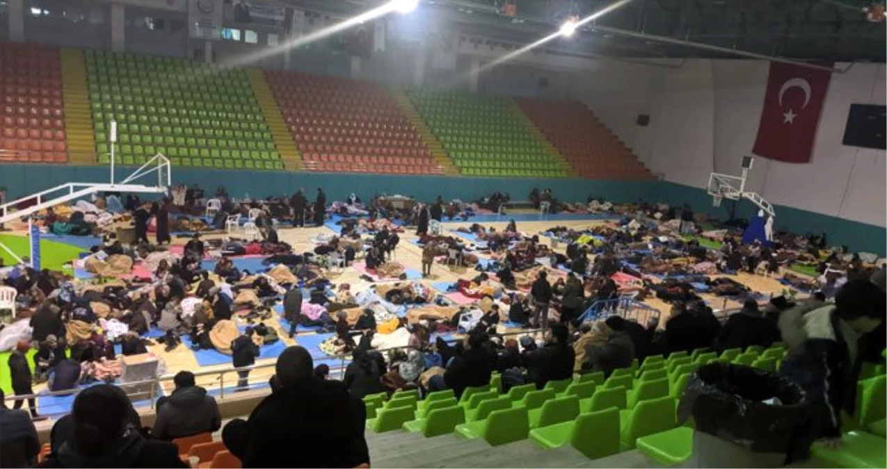 Elazığ\'da bazı vatandaşlar geceyi spor salonunda geçirdi