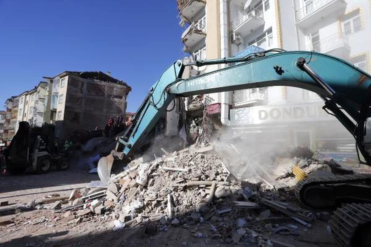 Elazığ\'da çöken iki binada arama çalışmaları sürüyor