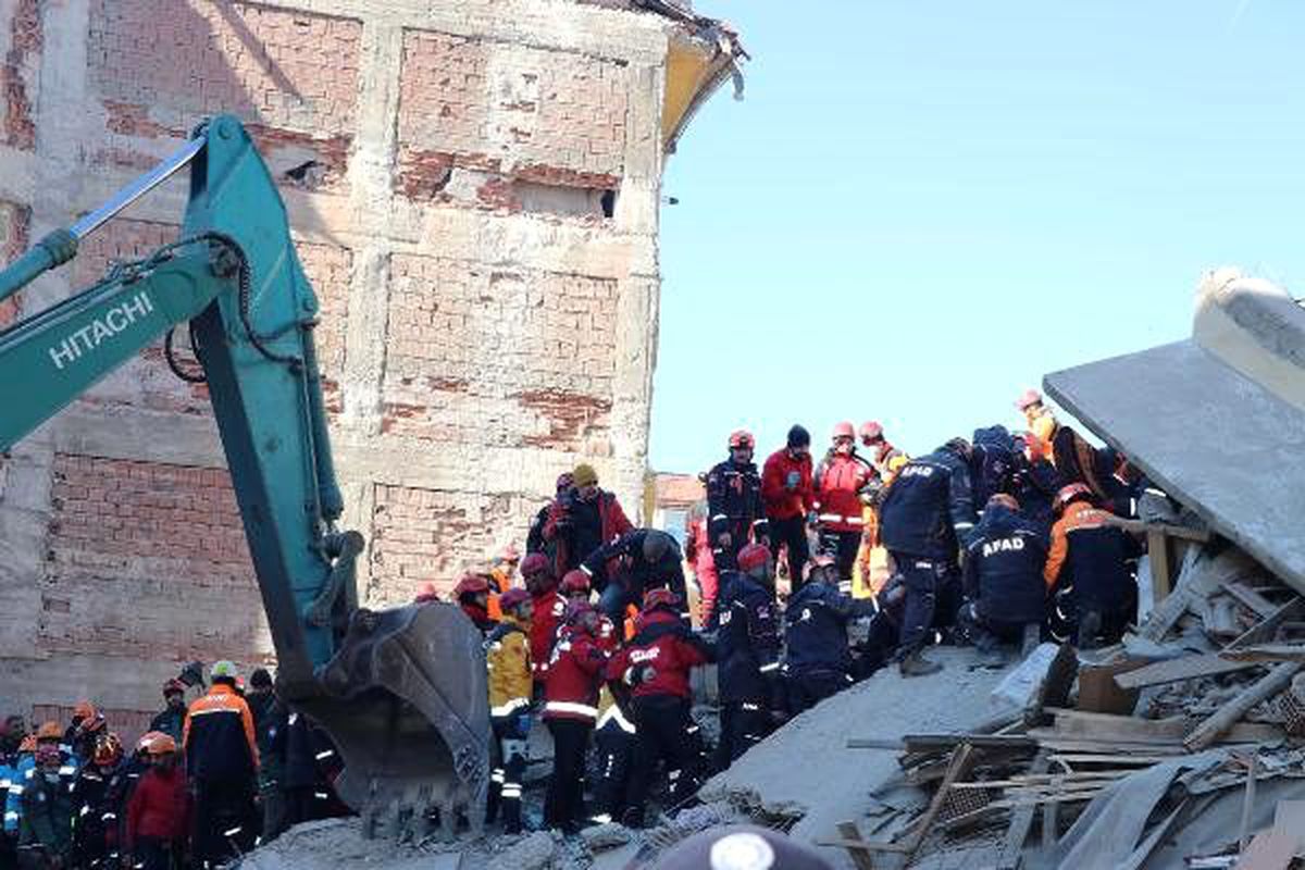 Elazığ\'da çöken iki binada arama çalışmaları sürüyor (2)