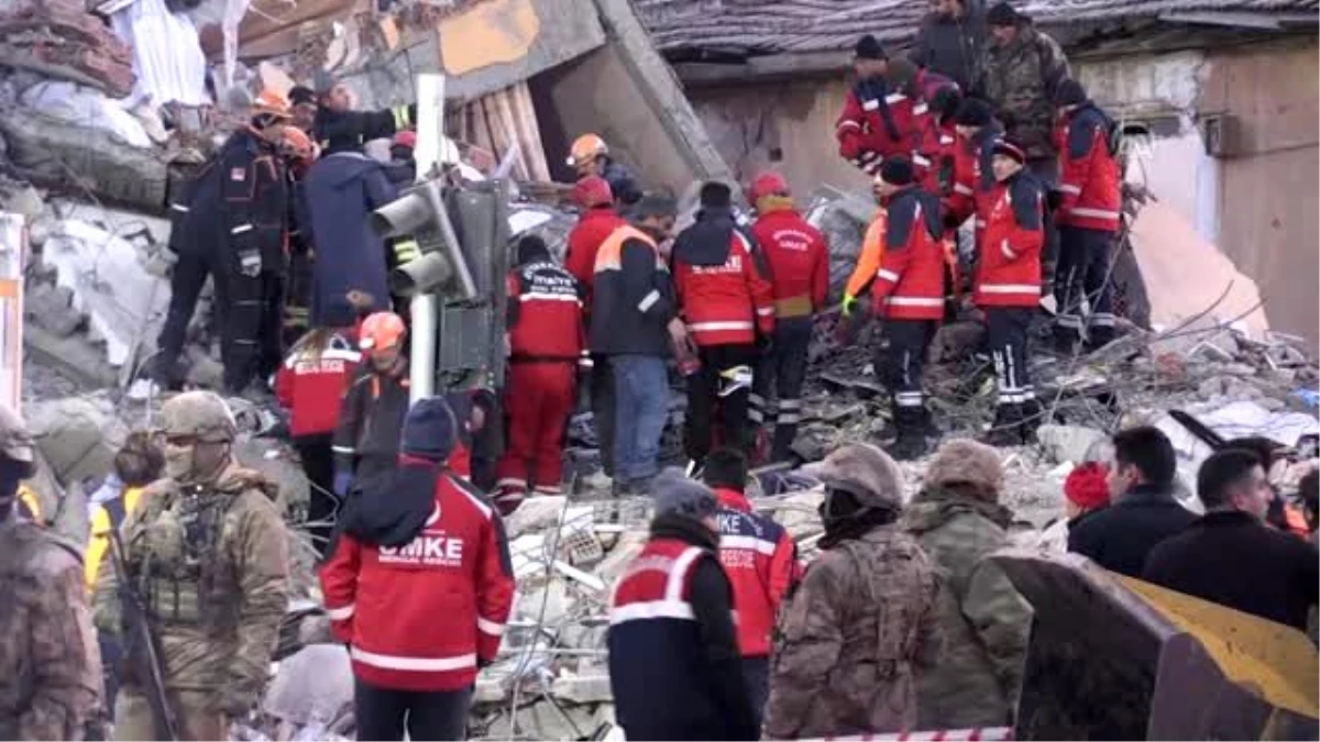 Elazığ\'da deprem - Gezin\'de çöken binada arama kurtarma çalışmaları (7)