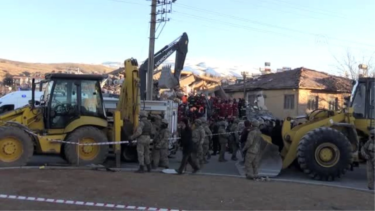 Elazığ\'da deprem - Gezin Mahallesinde 12 saat sonra bir kişi daha enkazdan çıkarıldı