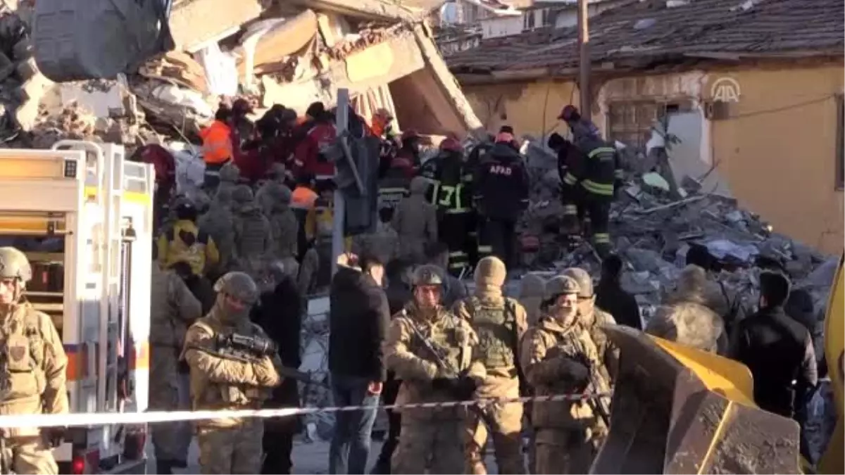 Elazığ\'da deprem - Gezin Mahallesinde bir çocuk enkazdan çıkarıldı