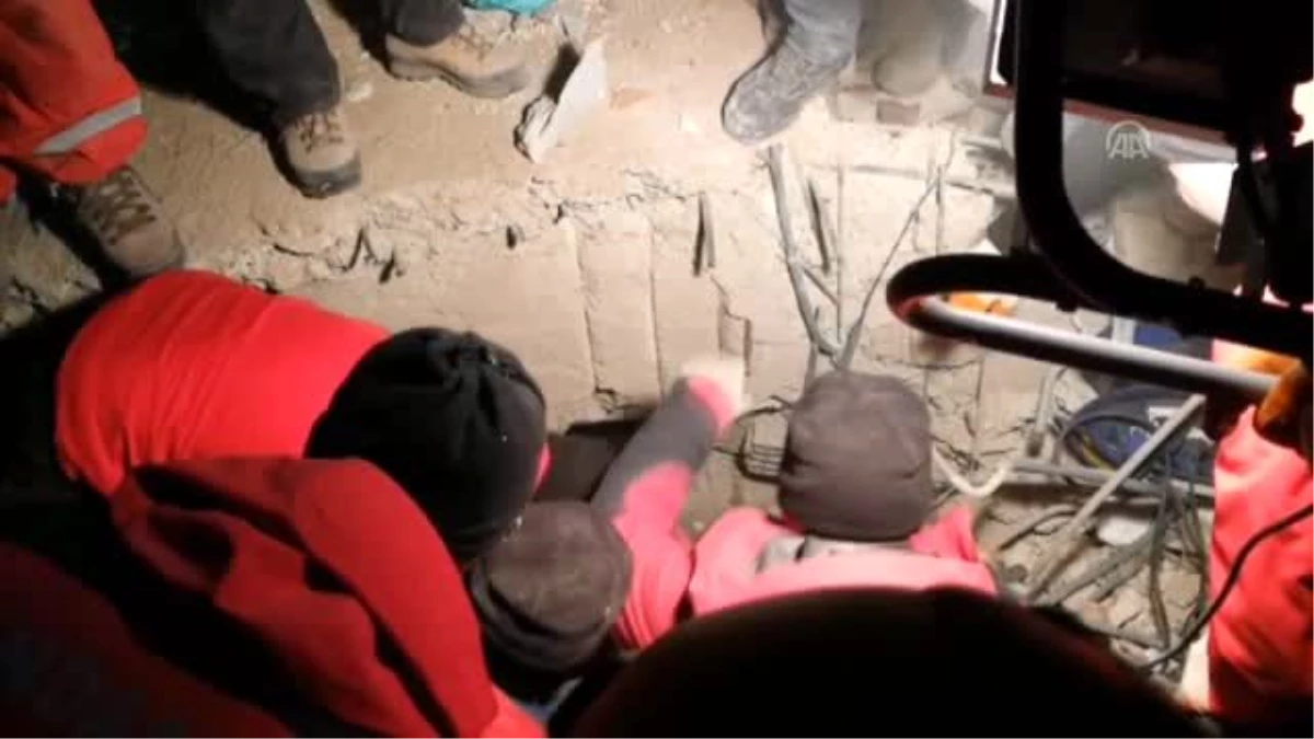 Elazığ\'da deprem - Gezin Mahallesinde bir kadının enkazdan çıkarılma anı (3)