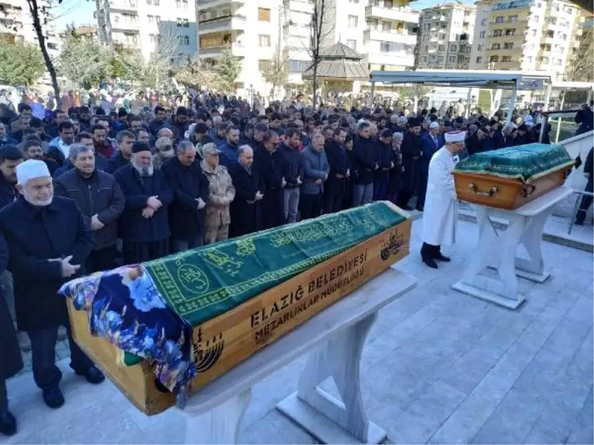 Elazığ\'da depremde ölen anne ve oğlu toprağa verildi