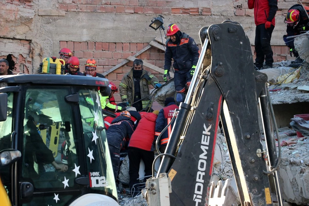 Elazığ\'da depremde yıkılan binanın enkazından bir kadın 19 saat sonra kurtarıldı