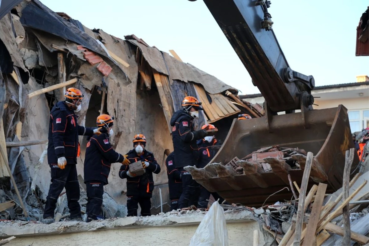 Elazığ\'da depremin etkileri gün ağarınca ortaya çıktı