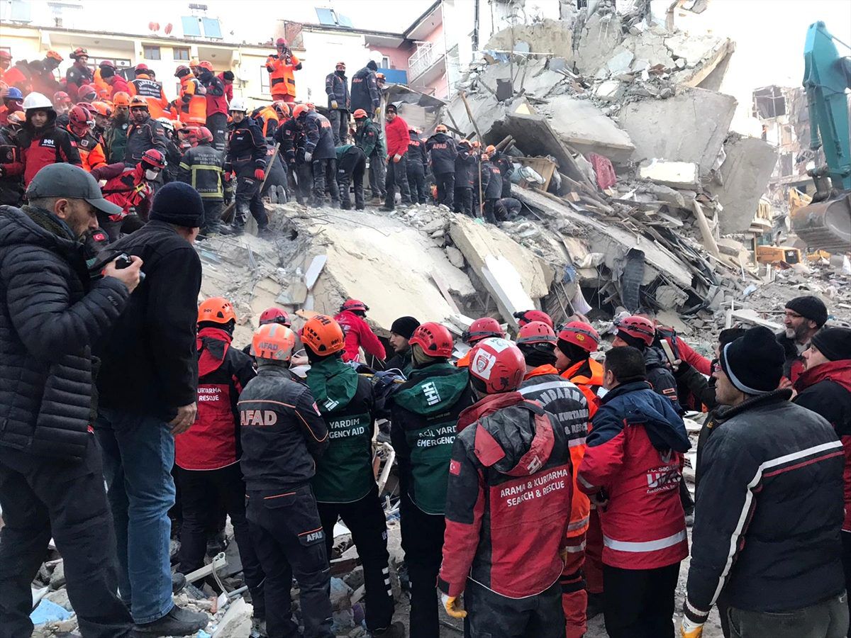 Elazığ\'da yıkılan binanın enkazından yaralı çıkarılan kadın tedavi altına alındı